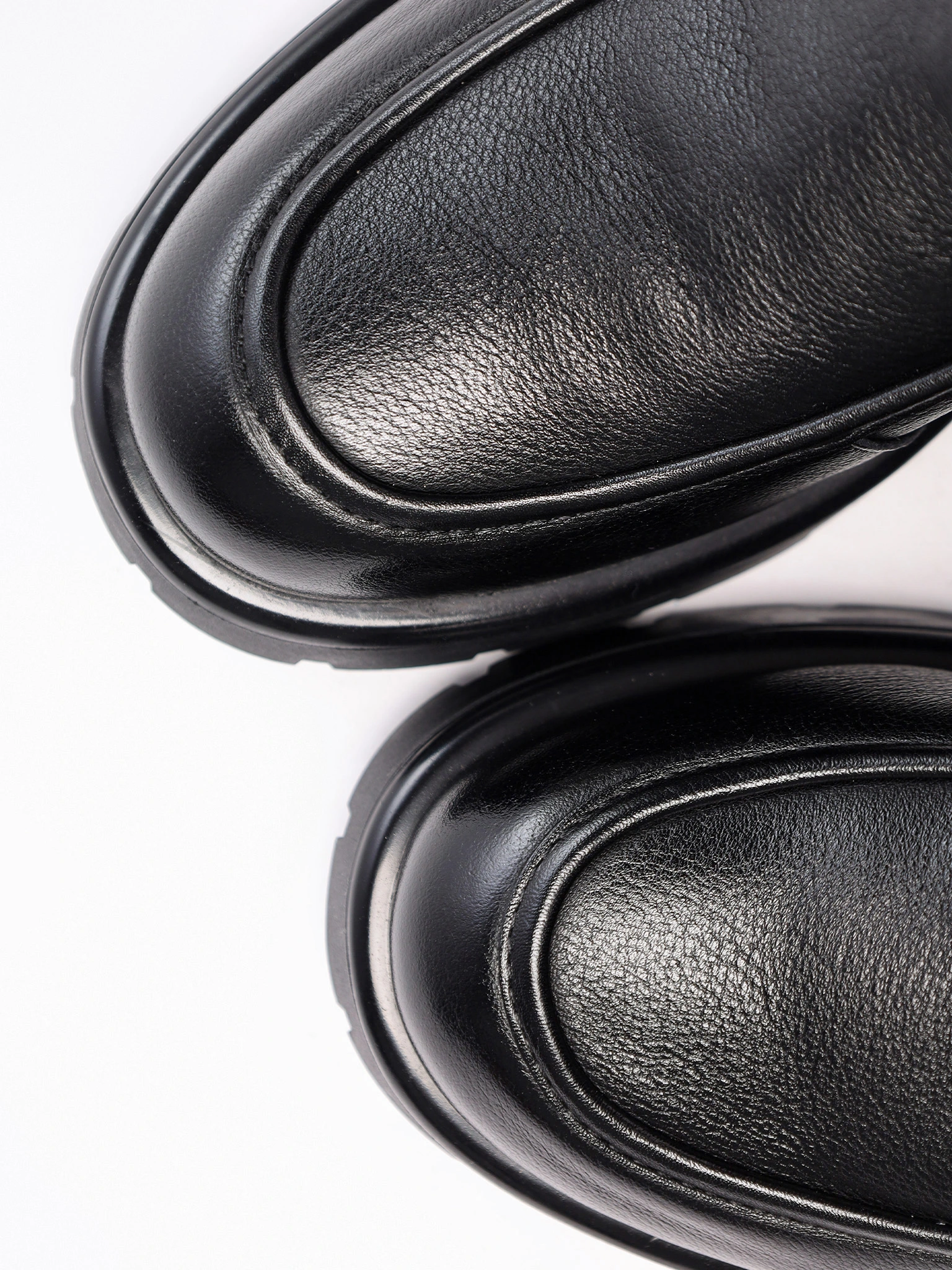 Ботинки черного цвета на рельефной подошве